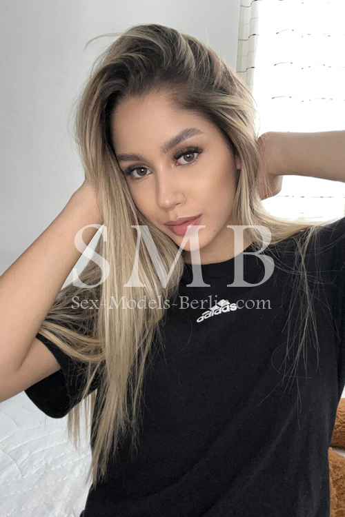 French Kissing Escort Girl In Berlin