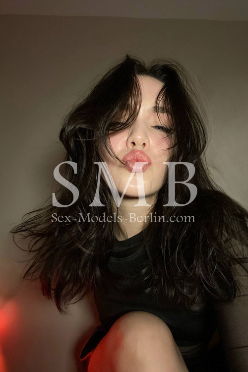 Brown Hairs Sex Girl In Berlin